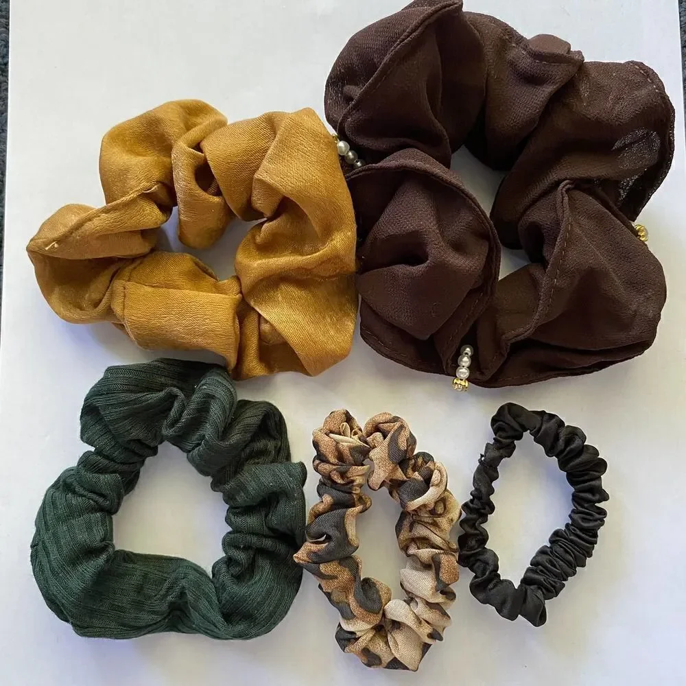 𝅺Set of 5 Scrunchies - Brown Embellished Animal Print